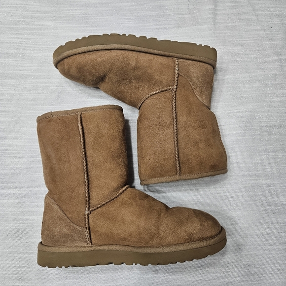 UGG Women's Classic Short II Size 8 Chestnut Brown S/N 1016223 Boots - Picture 1 of 7